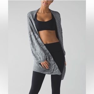Lululemon Breeze Easy Wrap in Heathered Light Grey. Size XS/S.